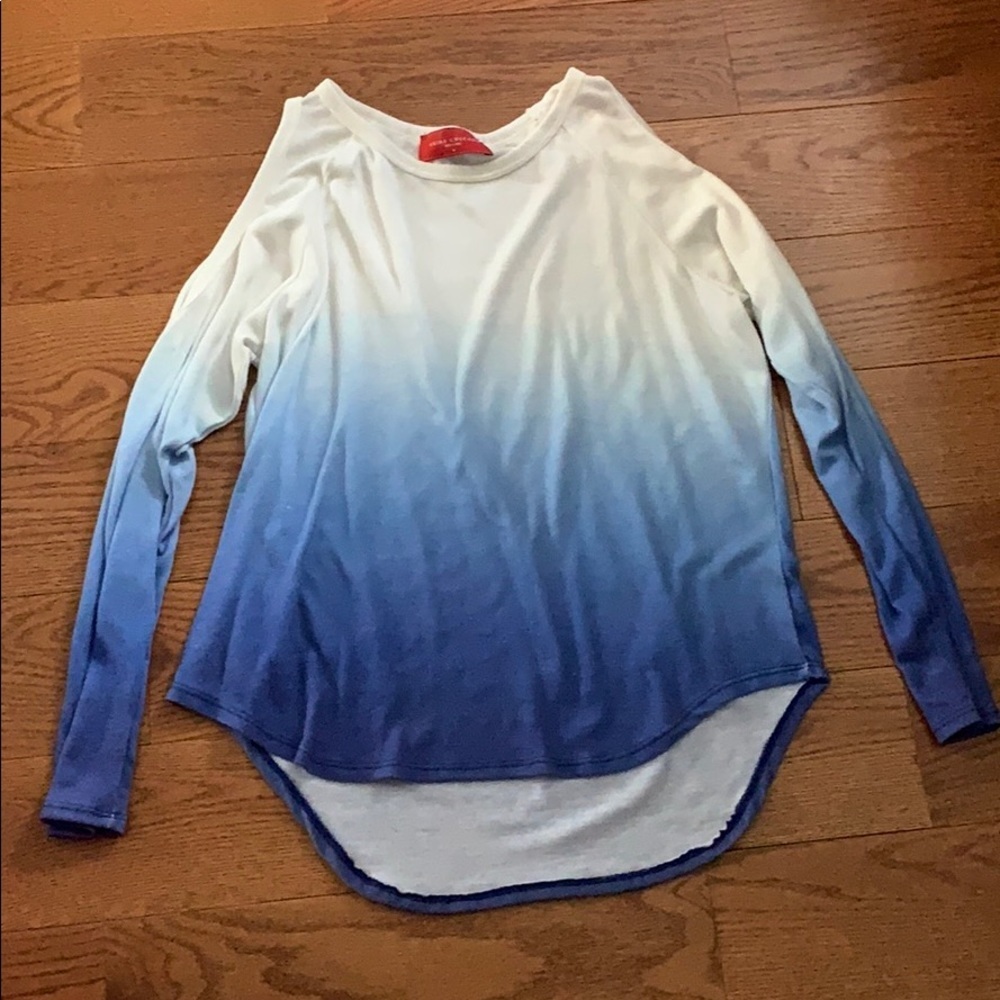 Ombré cold shoulder sweater 💙💙